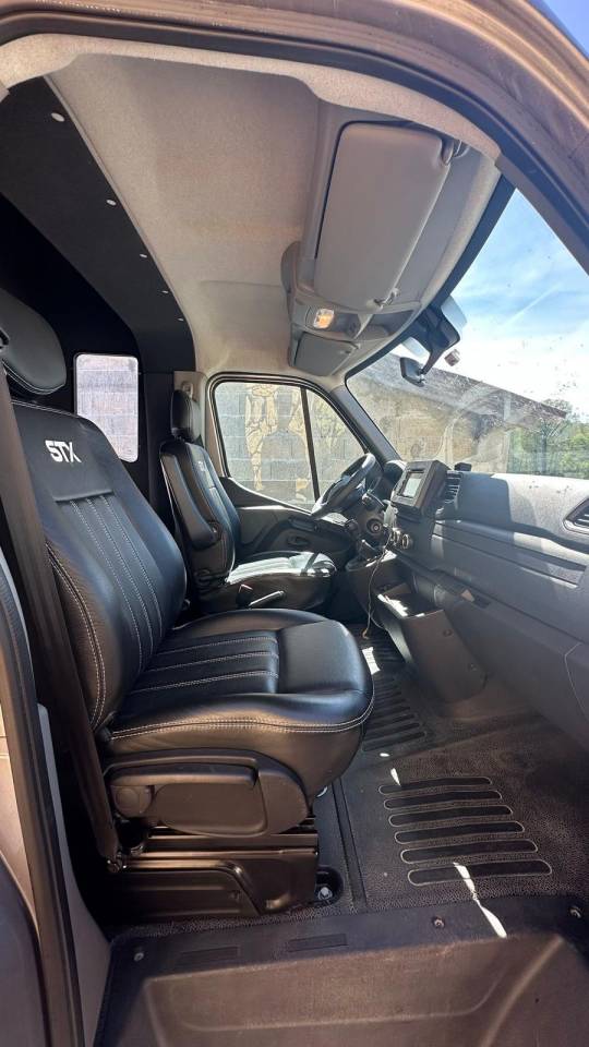 Furgoneta para caballos Renault STX 2023 De segunda mano