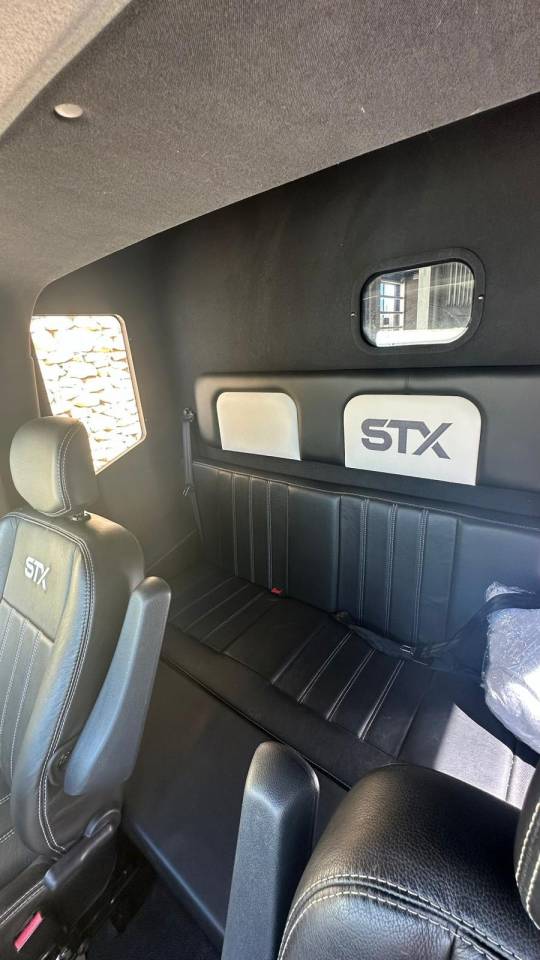 Furgoneta para caballos Renault STX 2023 De segunda mano