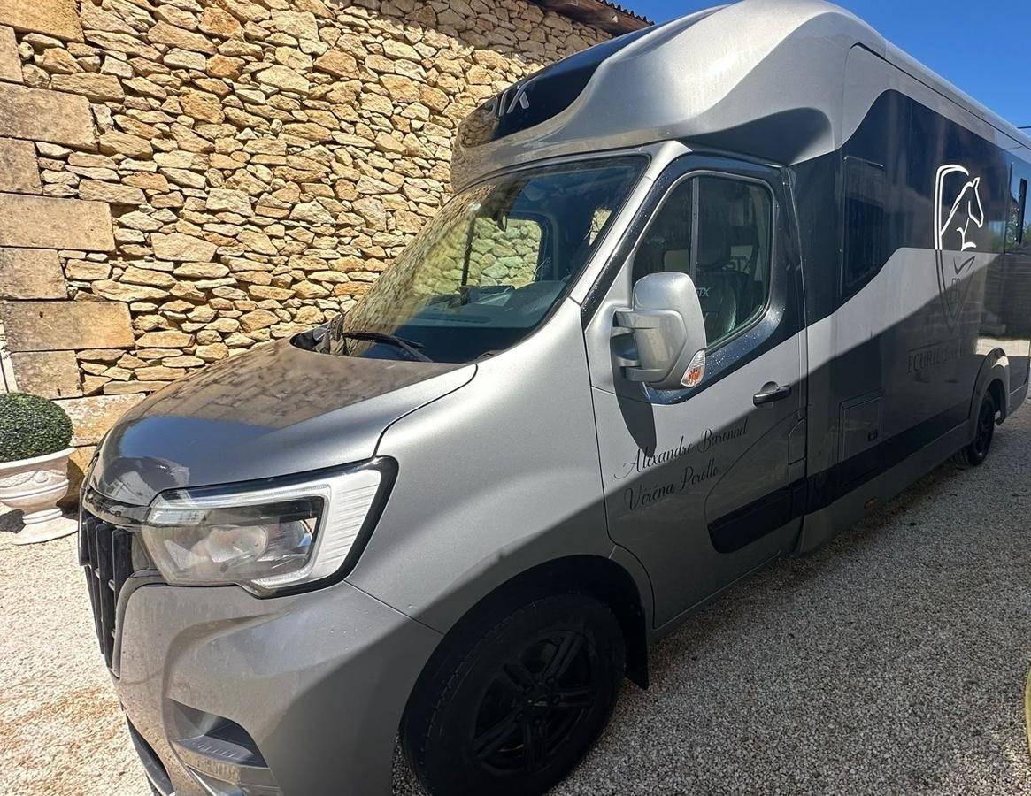 Furgoneta para caballos Renault STX 2023 De segunda mano