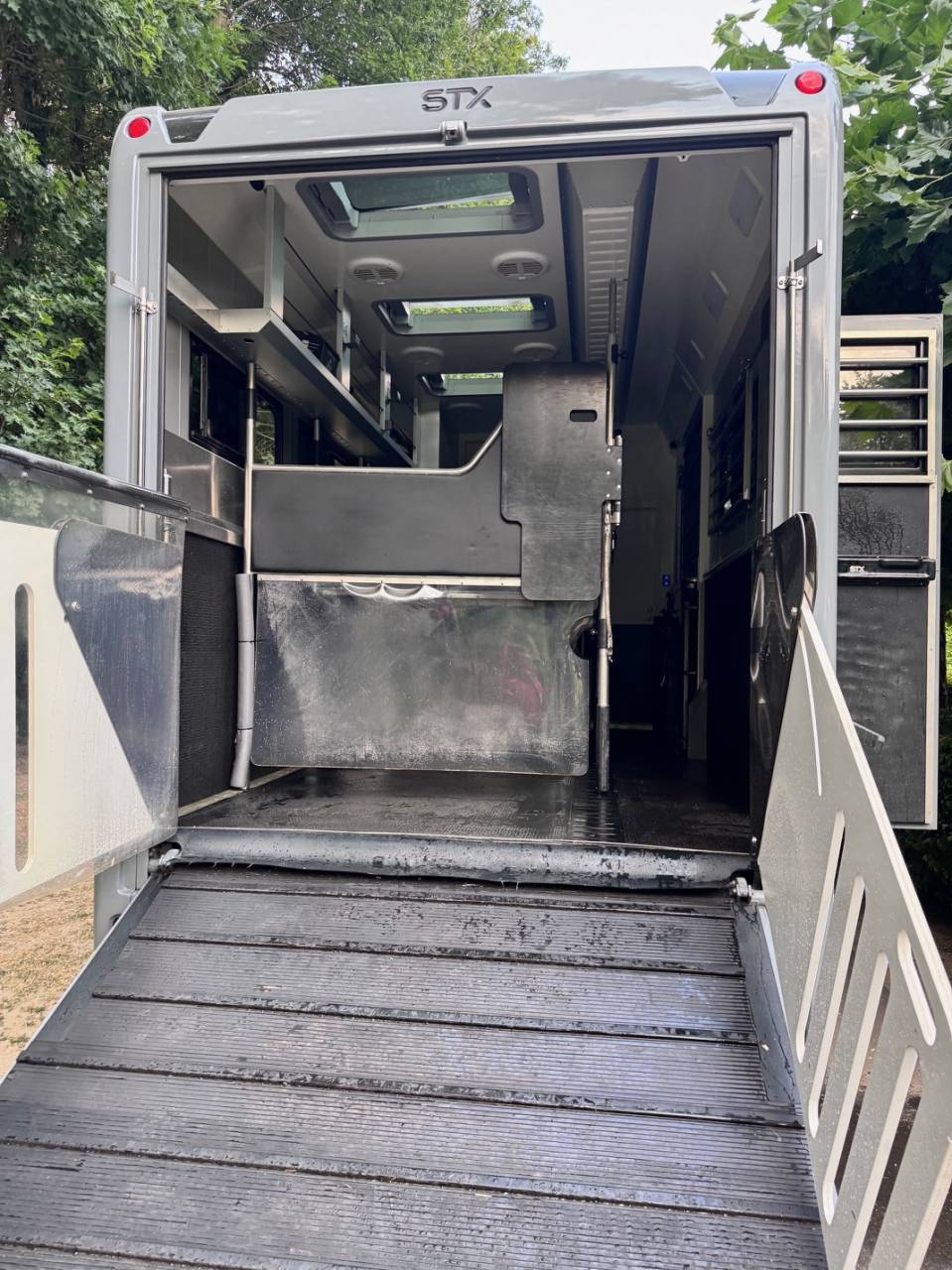 Cami&oacute;n para caballos Scania S510 2023 De segunda mano