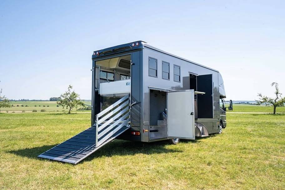 Cami&oacute;n para caballos Anka DAIMLER FUSO CANTER 7C18 ANKA POP OUT 2026 Nuevo