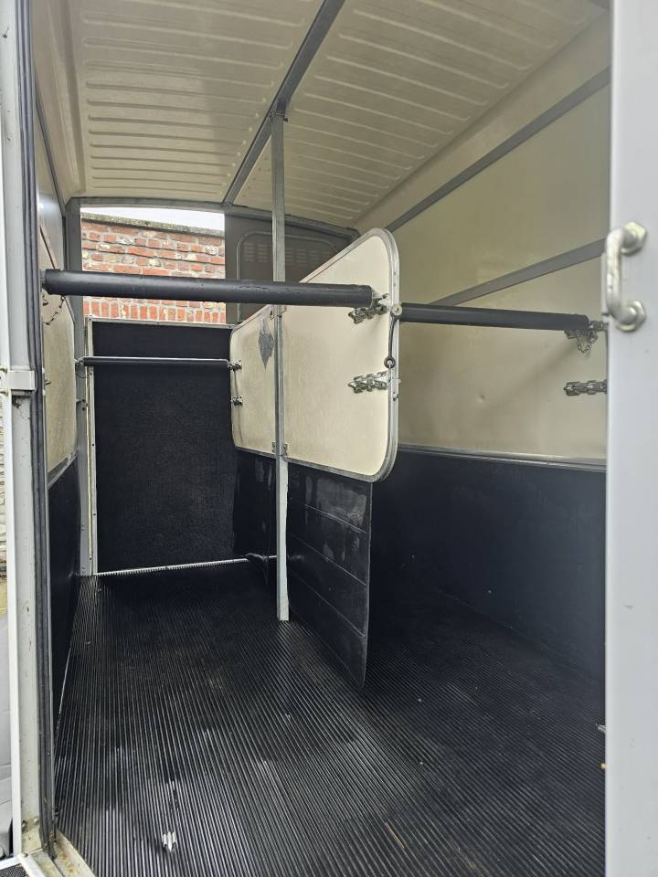 Van caballos Ifor Williams HB511 2 Caballos 2019 De segunda mano