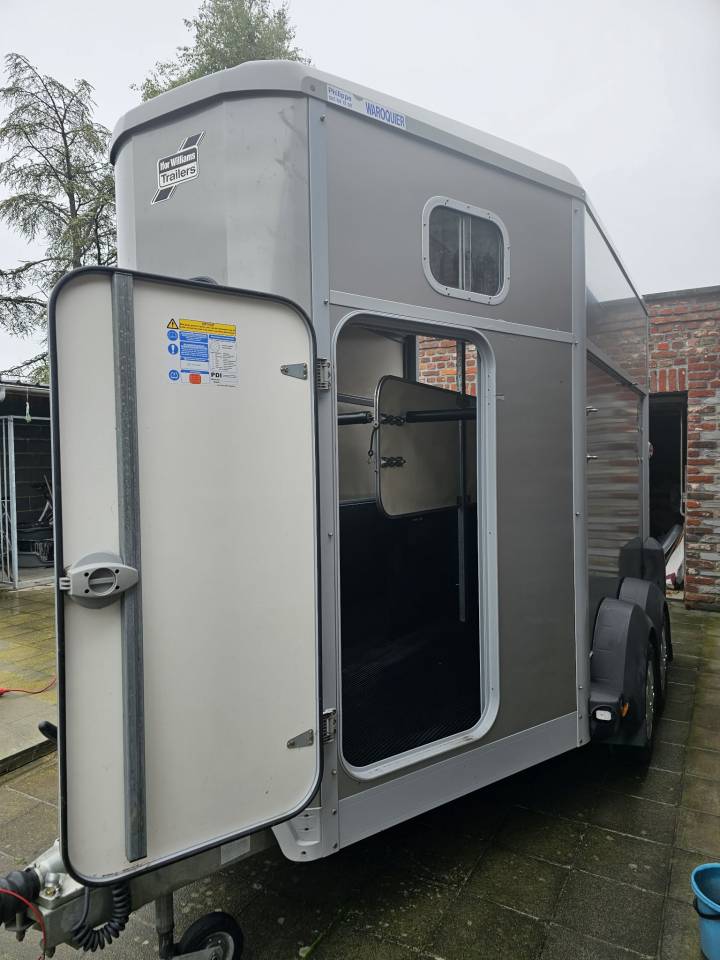 Van caballos Ifor Williams HB511 2 Caballos 2019 De segunda mano