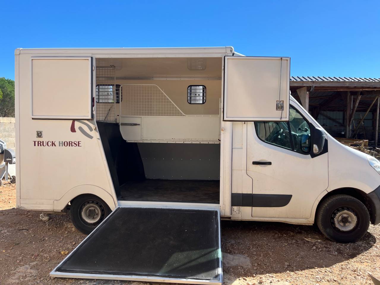 Furgoneta para caballos Renault 2.3 DCI  2010 De segunda mano