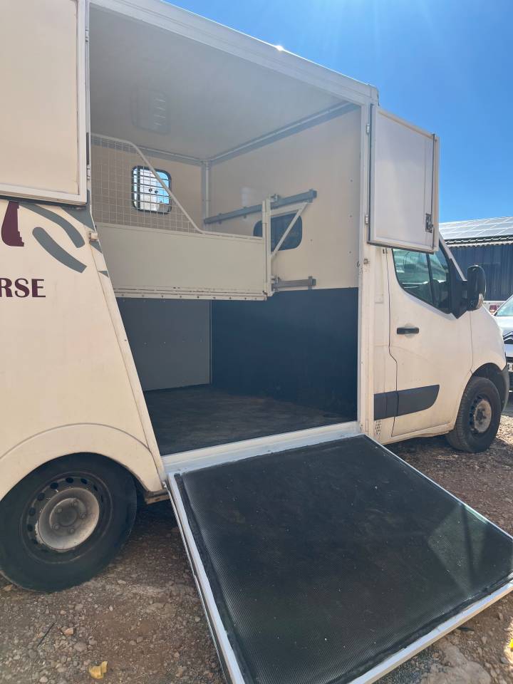 Furgoneta para caballos Renault 2.3 DCI  2010 De segunda mano