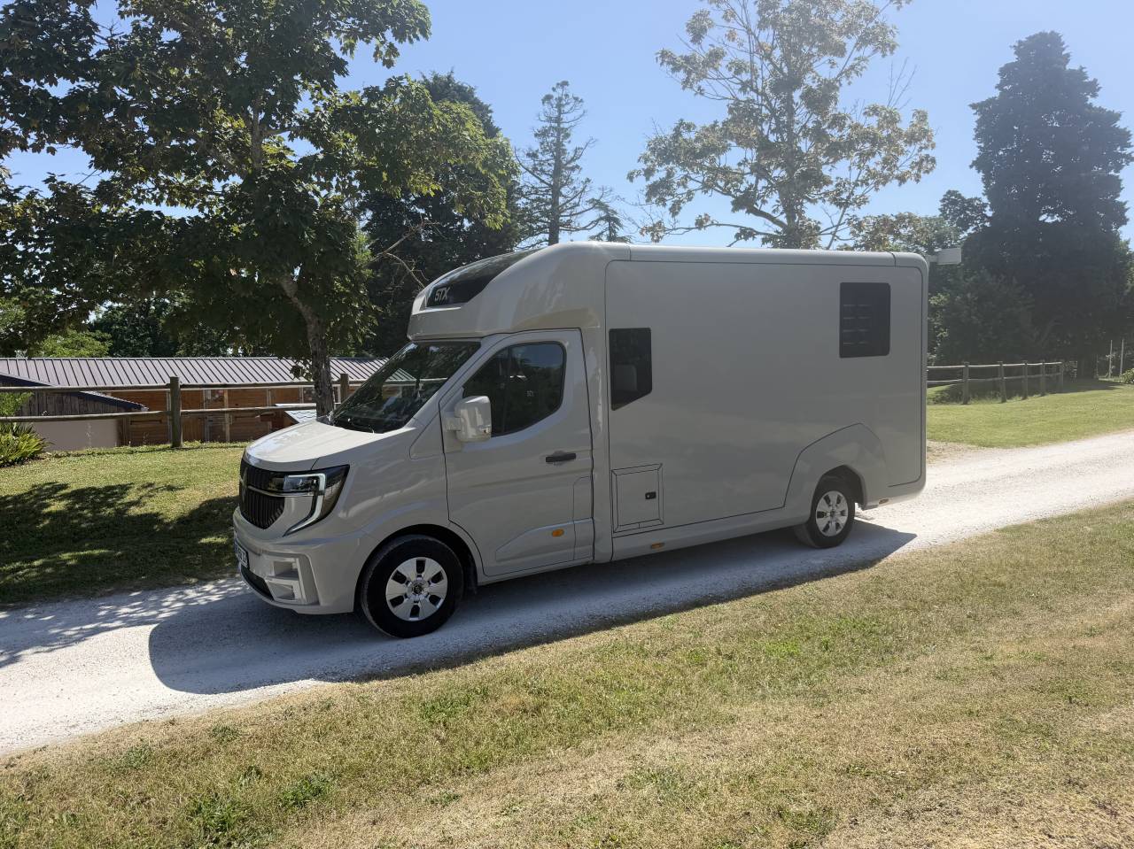 Furgoneta para caballos STX HARAS LONG 2025 De segunda mano