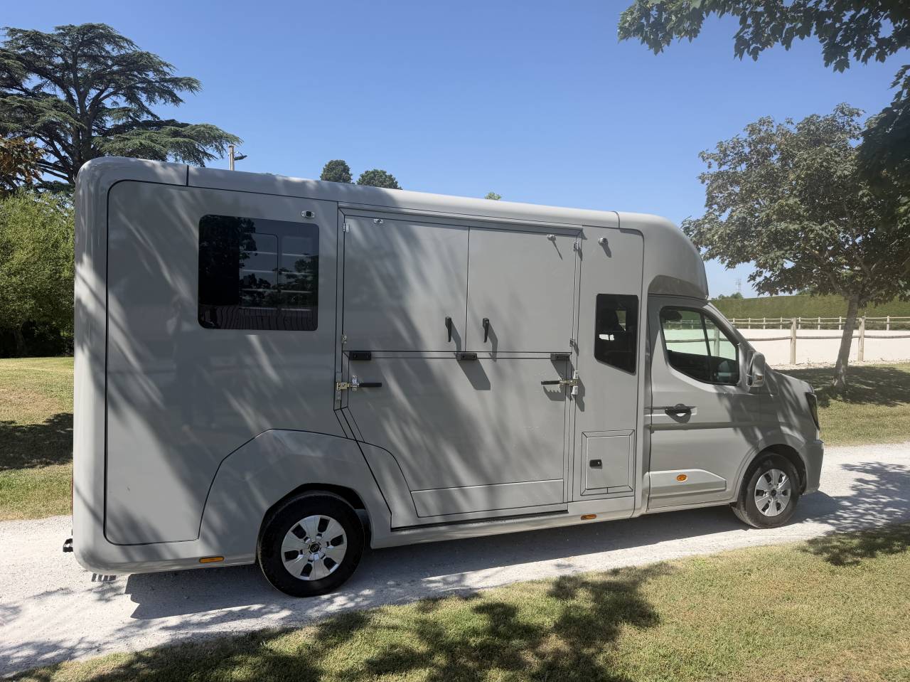 Furgoneta para caballos STX HARAS LONG 2025 De segunda mano