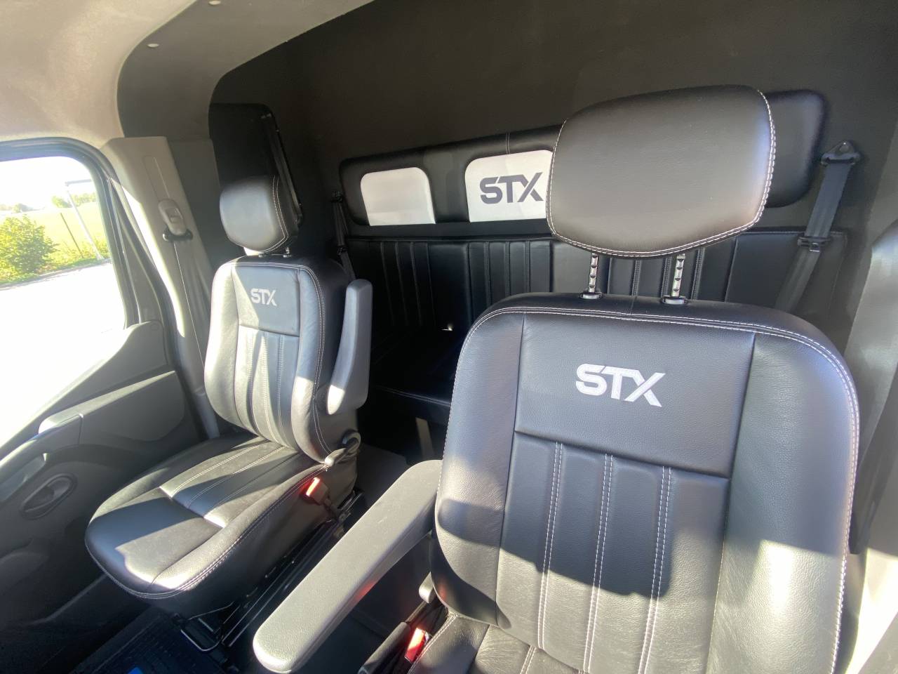 Furgoneta para caballos STX  2024 De segunda mano