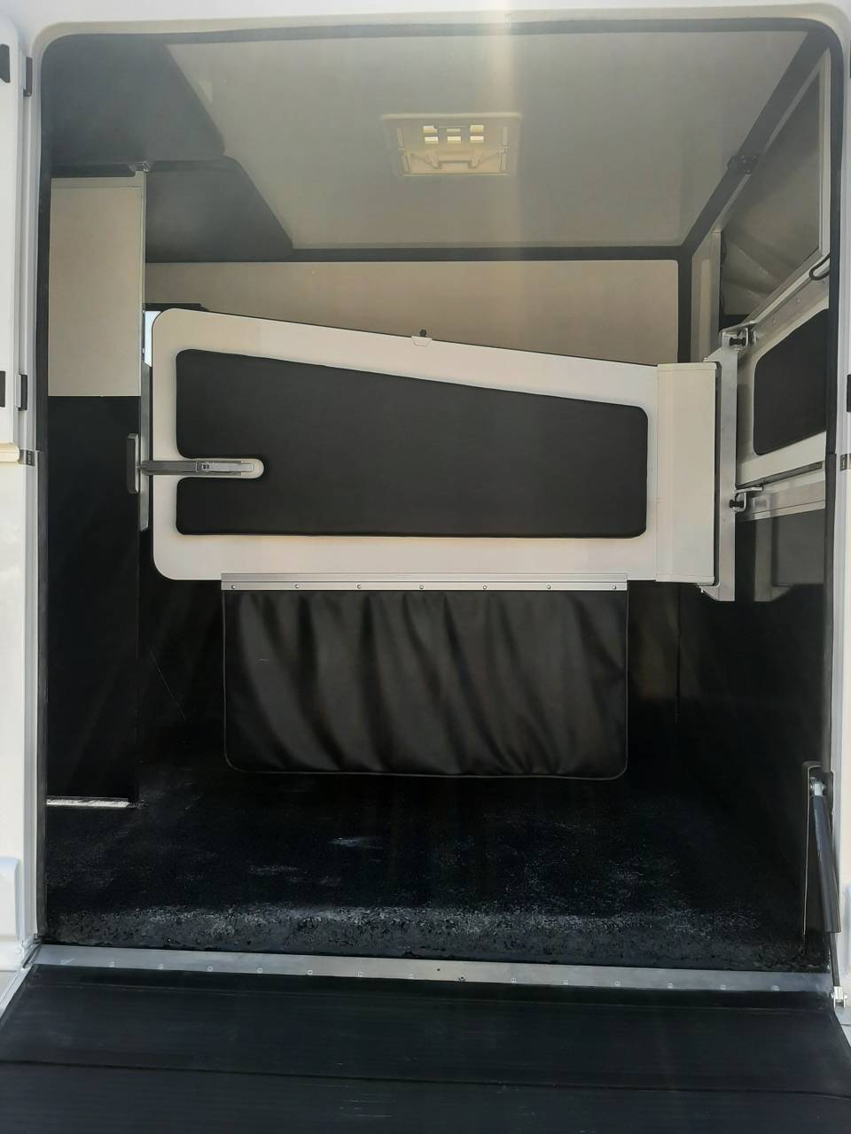 Furgoneta para caballos Renault Master 2022 De segunda mano