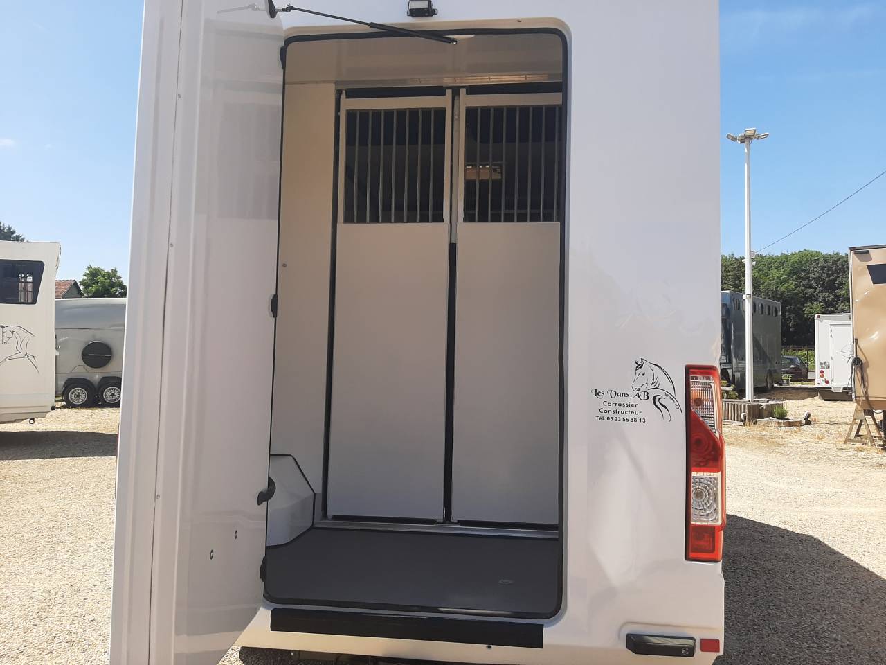 Furgoneta para caballos Renault Master 2022 De segunda mano