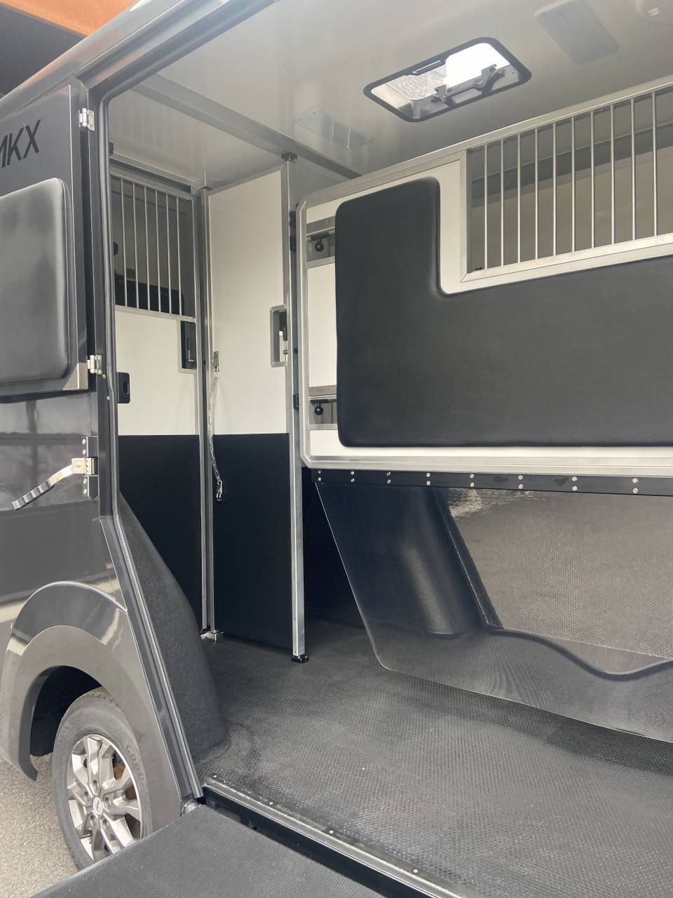 Furgoneta para caballos AKX  2026 Nuevo