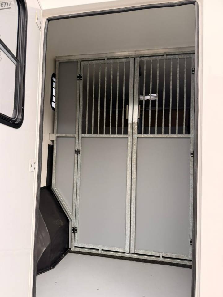 Furgoneta para caballos AP Petit Renault Master 2021 De segunda mano