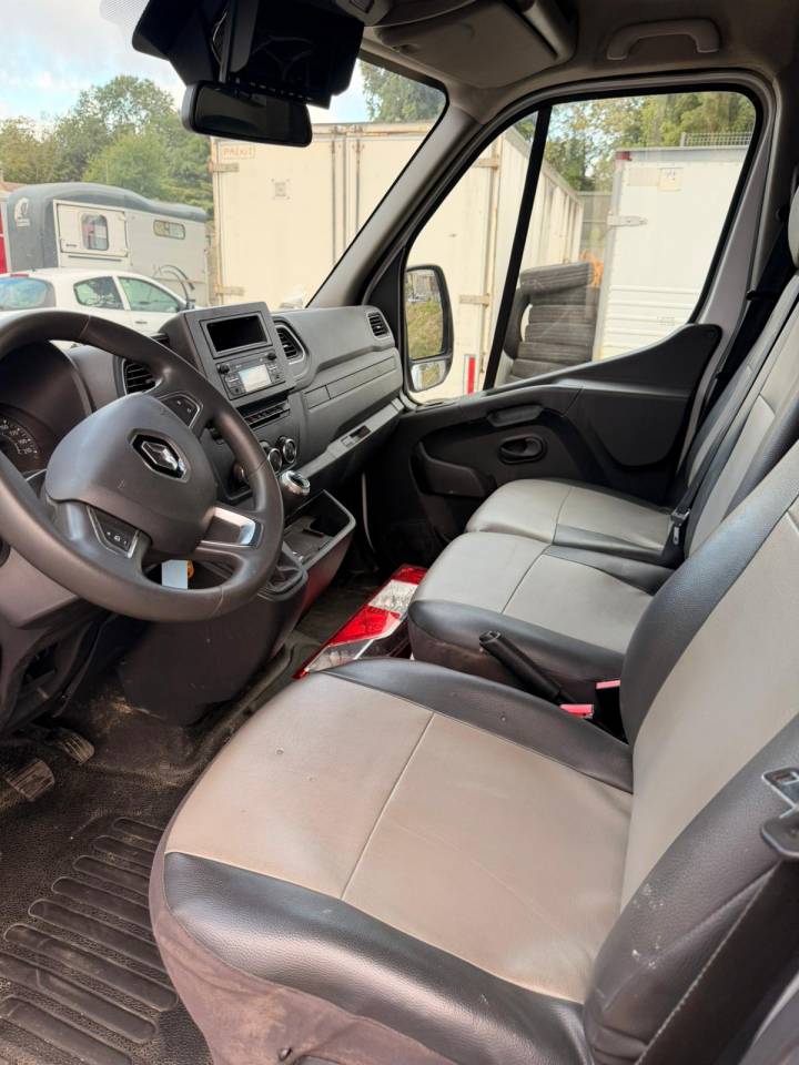 Furgoneta para caballos AP Petit Renault Master 2021 De segunda mano