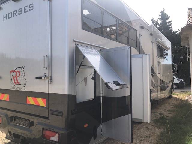 Cami&oacute;n para caballos Scania living 2007 De segunda mano