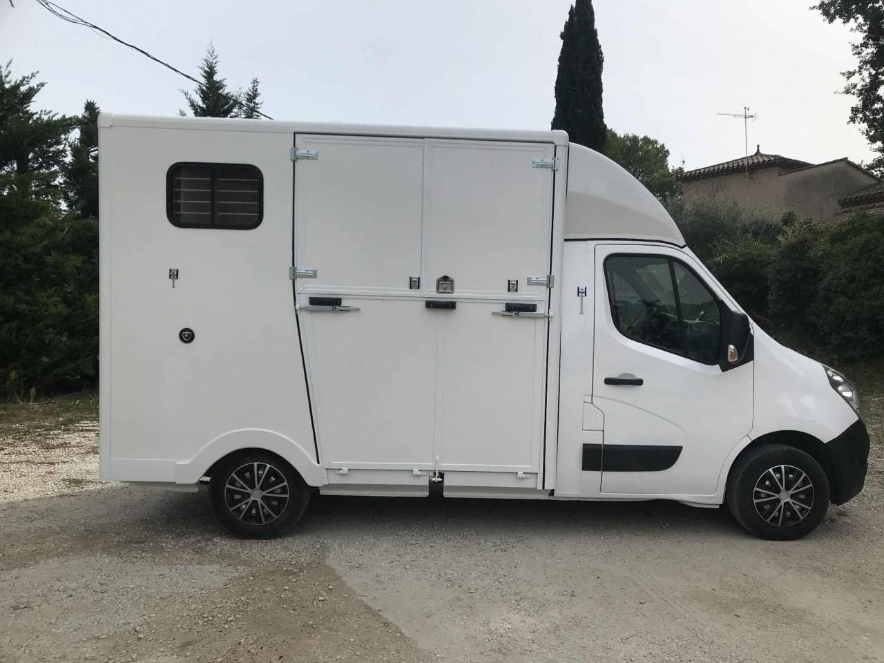 Furgoneta para caballos Renault  2018 De segunda mano