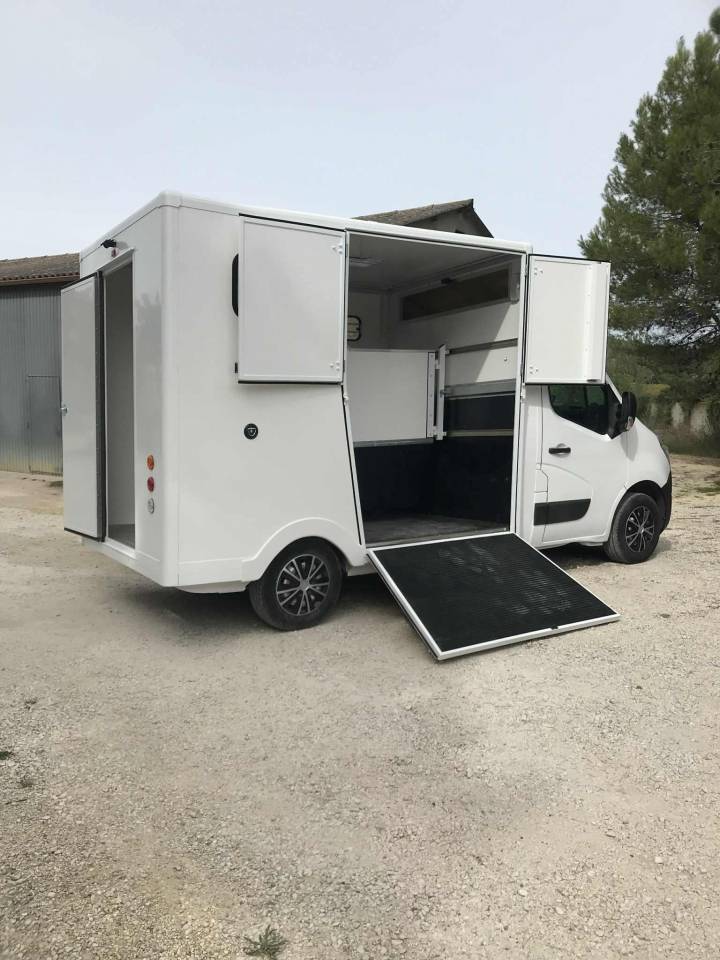 Furgoneta para caballos Renault  2018 De segunda mano