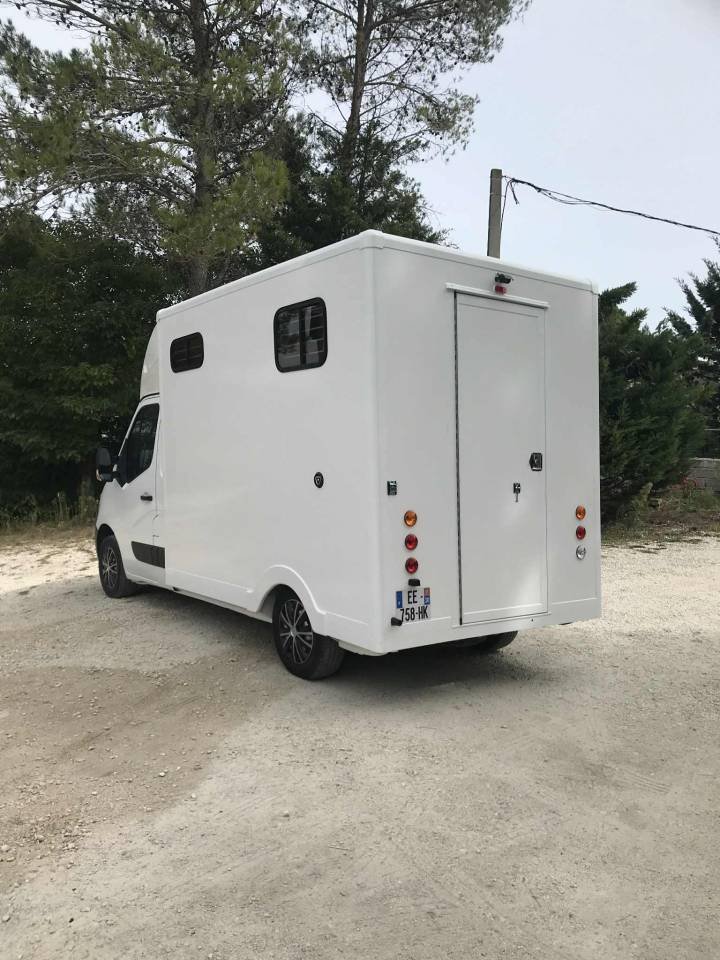 Furgoneta para caballos Renault  2018 De segunda mano