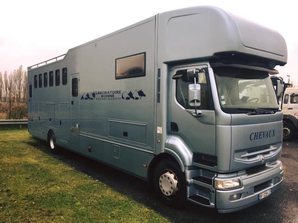 Cami&oacute;n para caballos Renault 420 dci 2006 De segunda mano