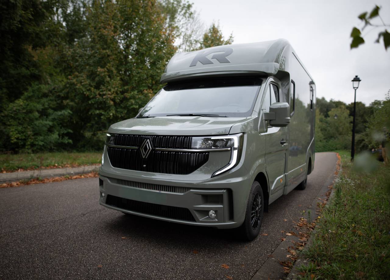 Furgoneta para caballos Krismar Renault Master 2025 De segunda mano