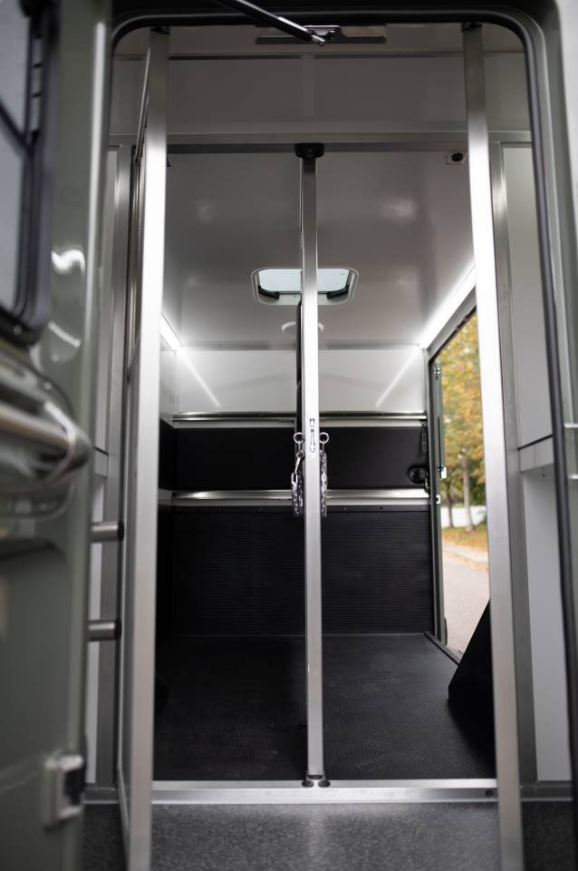 Furgoneta para caballos Krismar Renault Master 2025 De segunda mano