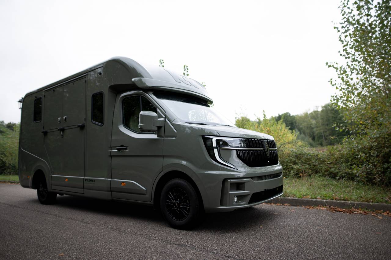 Furgoneta para caballos Krismar Renault Master 2025 De segunda mano