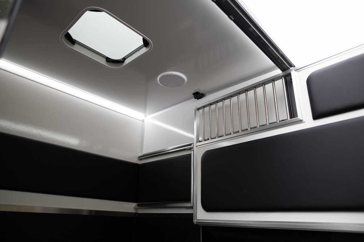 Furgoneta para caballos Krismar Renault Master 2025 De segunda mano
