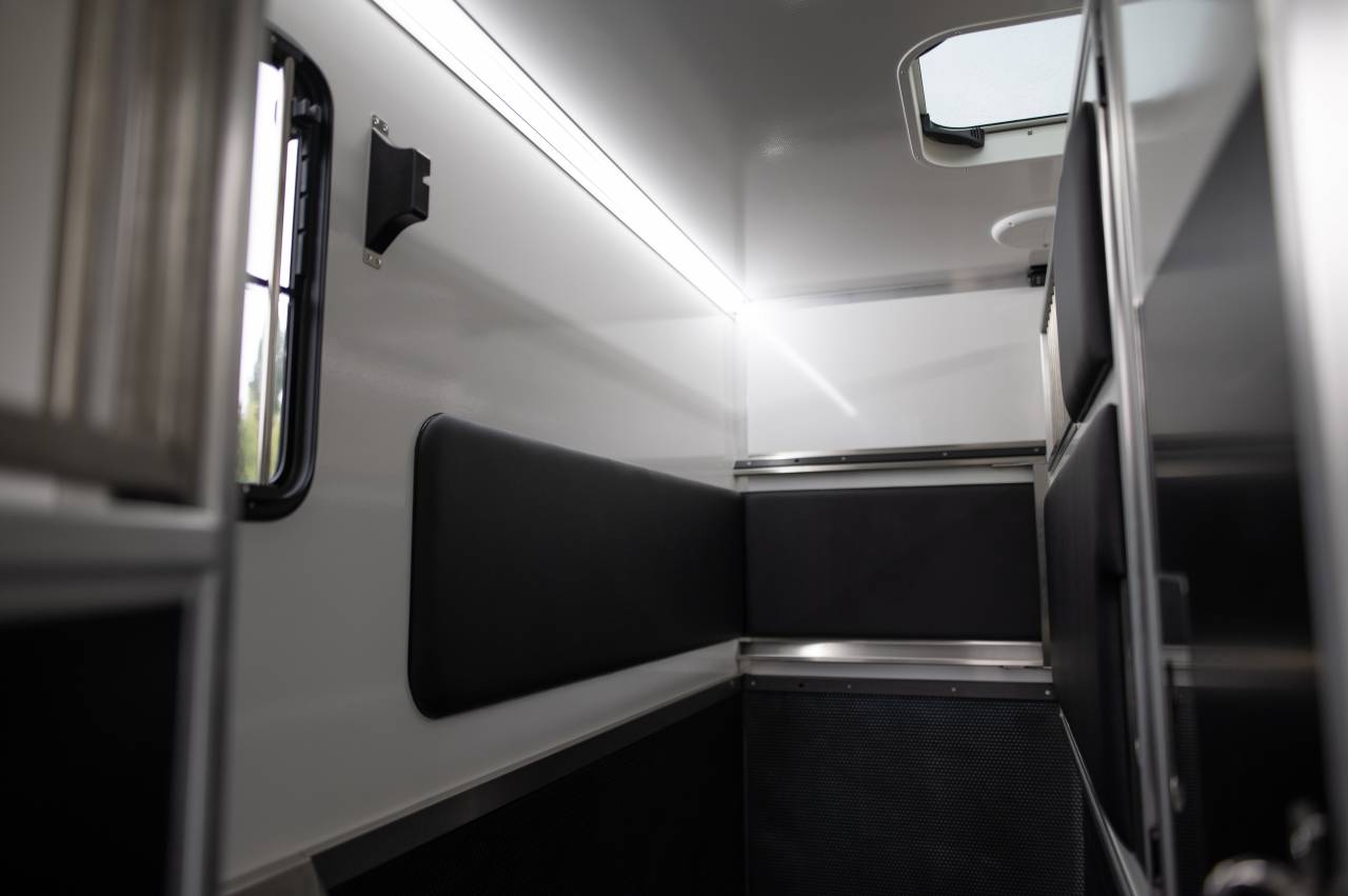 Furgoneta para caballos Krismar Renault Master 2025 De segunda mano