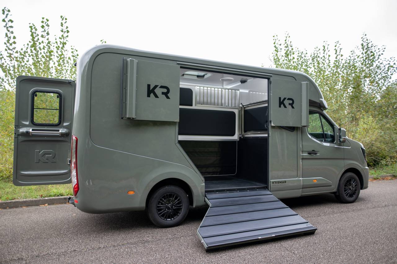 Furgoneta para caballos Krismar Renault Master 2025 De segunda mano