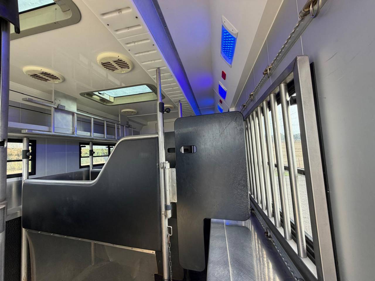 Cami&oacute;n para caballos Volvo STX 2018 De segunda mano