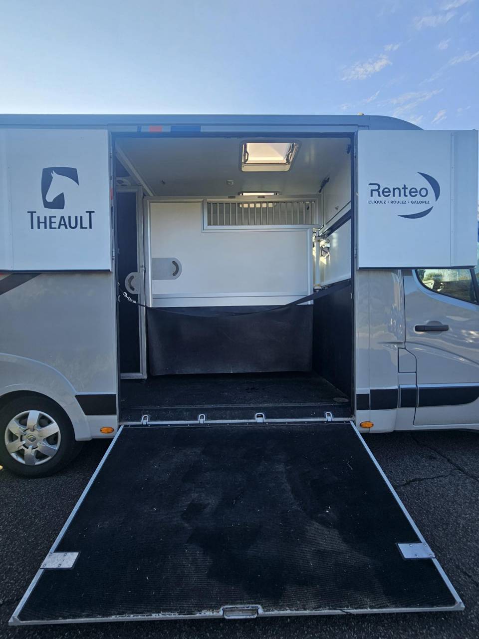 Furgoneta para caballos Theault Switch 2021 De segunda mano