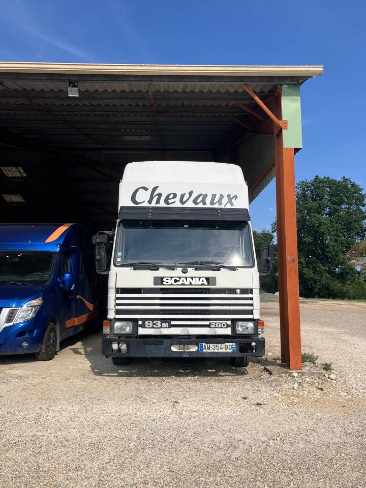 Cami&oacute;n para caballos Scania Scania 93M280  1996 De segunda mano
