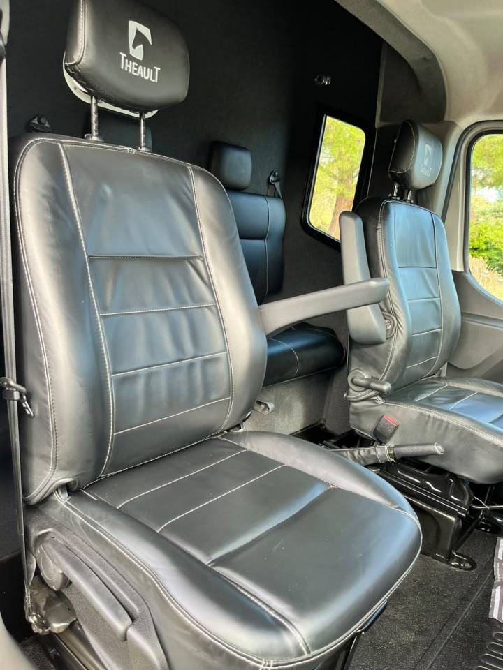 Furgoneta para caballos Theault   Renault Master  - THEAULT Proton 5L 2023 De segunda mano