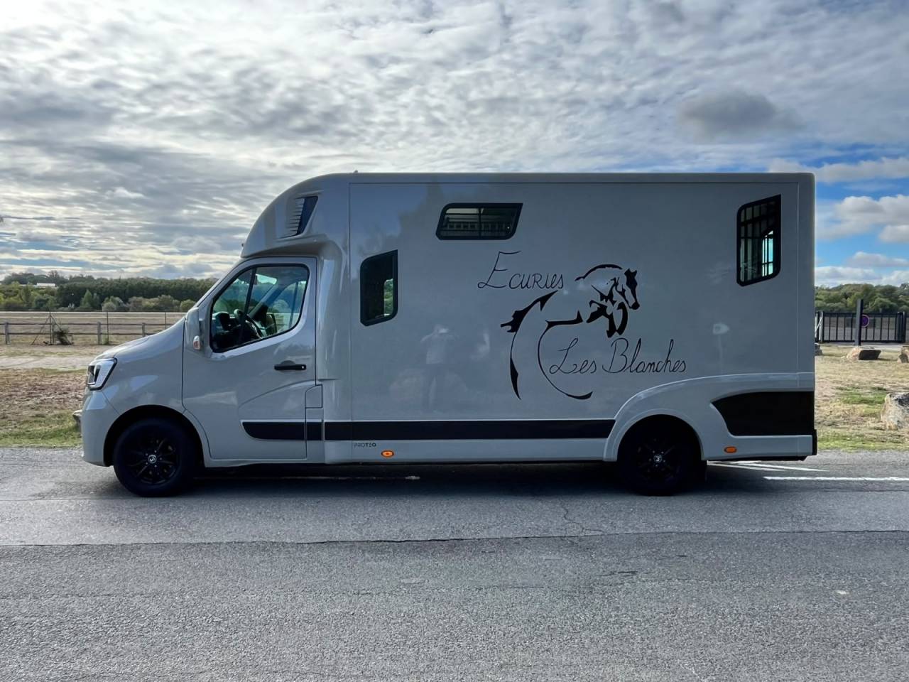 Furgoneta para caballos Theault   Renault Master  - THEAULT Proton 5L 2023 De segunda mano
