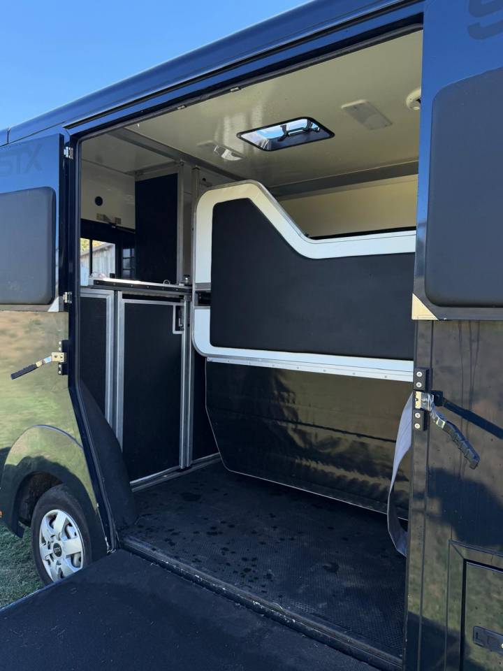 Furgoneta para caballos STX Renault Master 2024 De segunda mano