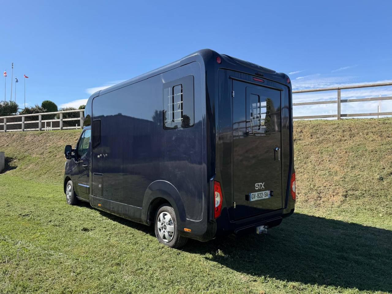 Furgoneta para caballos STX Renault Master 2024 De segunda mano