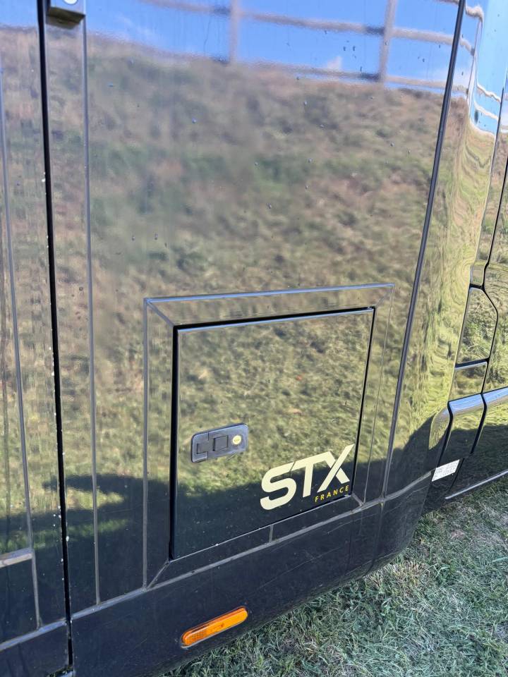Furgoneta para caballos STX Renault Master 2024 De segunda mano
