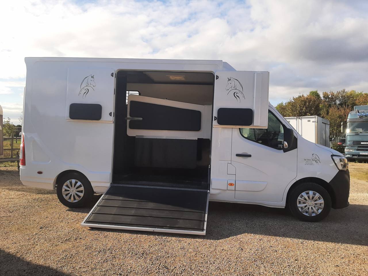 Furgoneta para caballos Renault Master 2022 De segunda mano