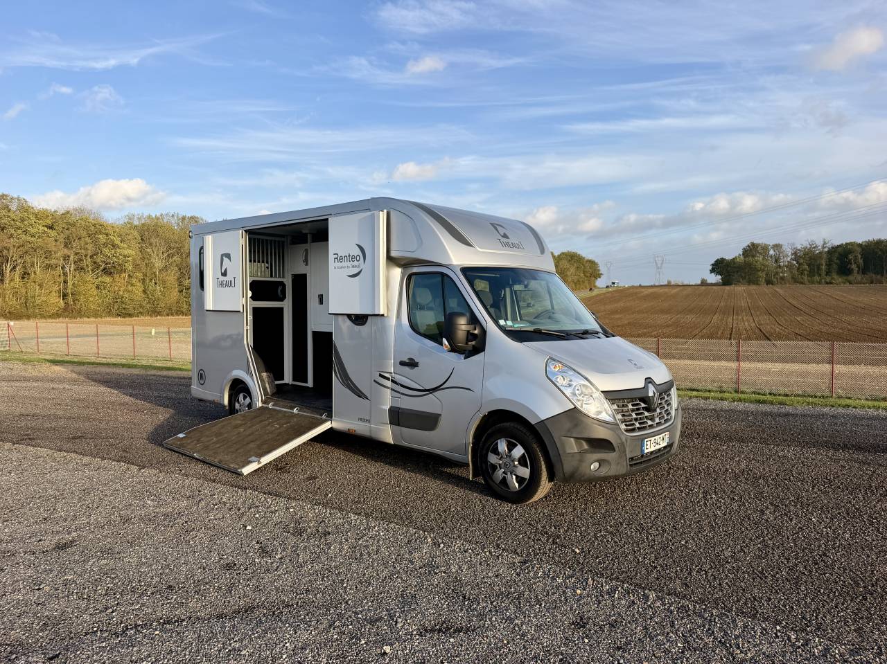 Furgoneta para caballos Renault Theault PROTEO  2018 De segunda mano