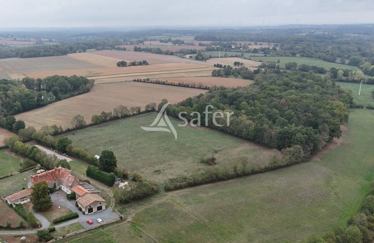 Propiedad ecuestre En venta Vend&eacute;e