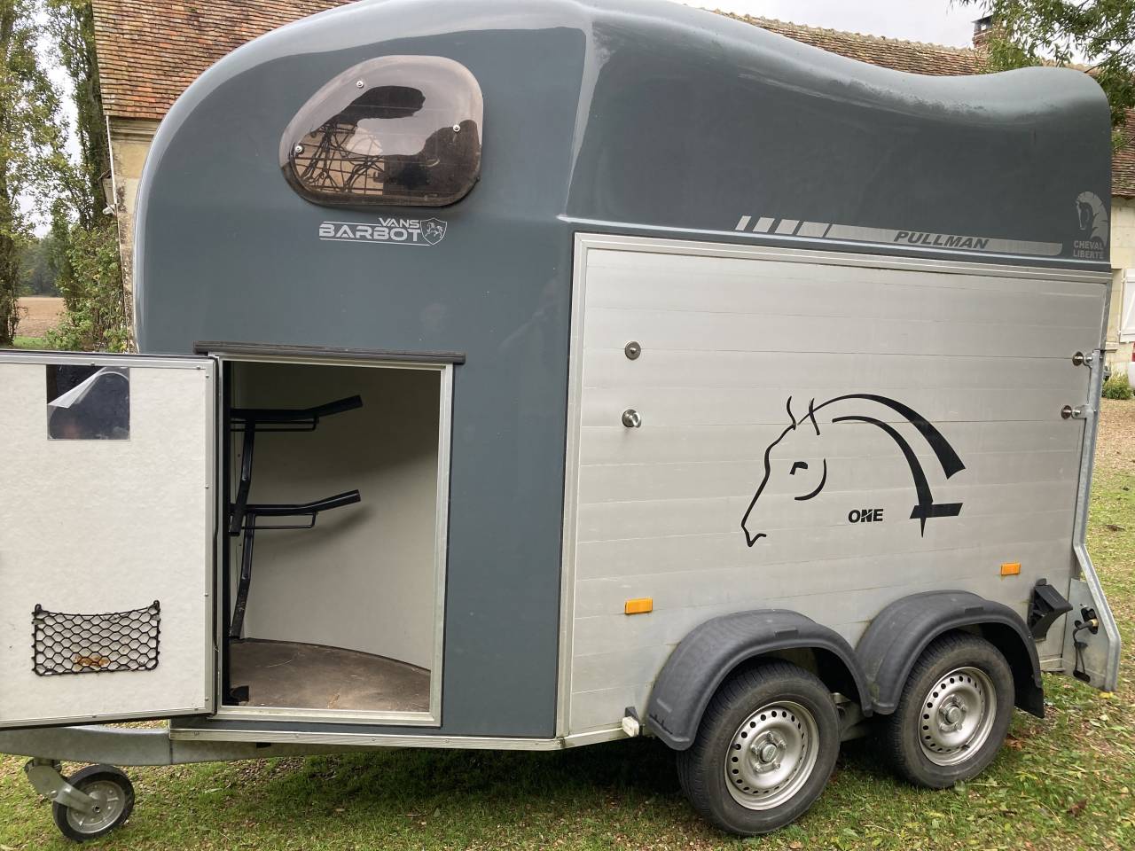 Van caballos Cheval Libert&eacute; Gold One Aluline Sellerie 1 Caballo 2023 De segunda mano