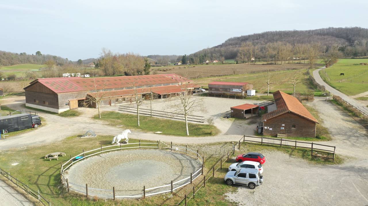 Centro ecuestre En venta Is&egrave;re