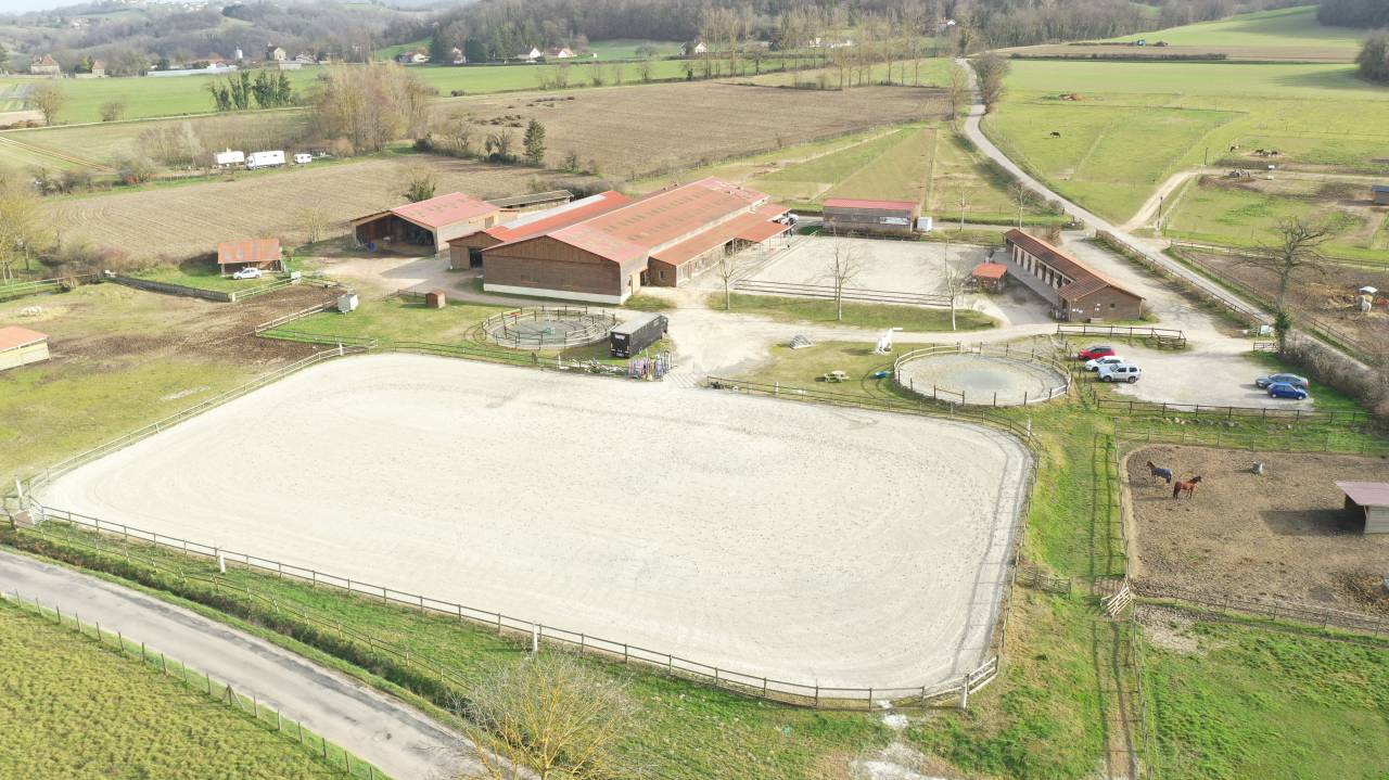 Centro ecuestre En venta Is&egrave;re