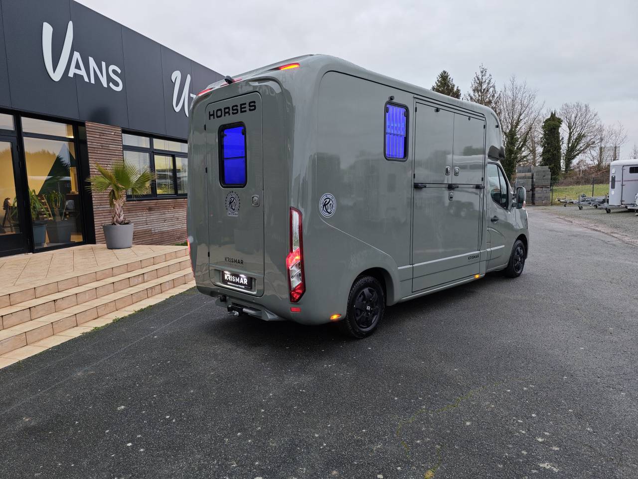 Furgoneta para caballos Krismar 3 places stalles 2024 Nuevo