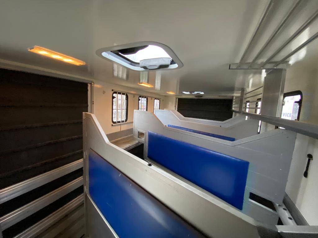 Camión para caballos Man MAN 0 De segunda mano