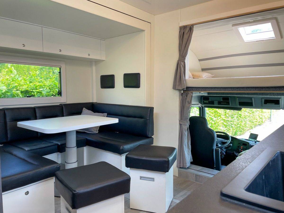 Camión para caballos Mercedes MERCEDES-BENZ 0 De segunda mano