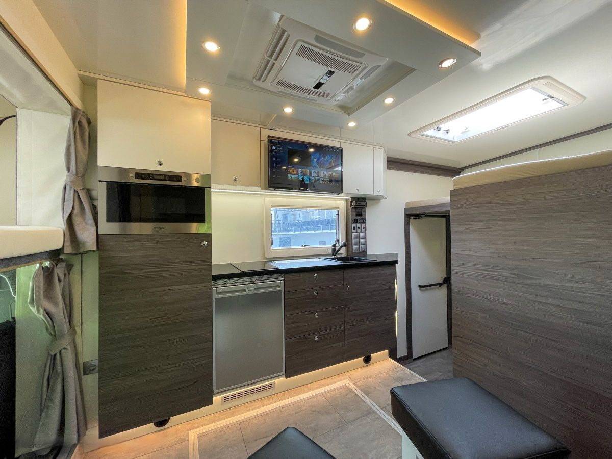 Camión para caballos Mercedes MERCEDES-BENZ 0 De segunda mano