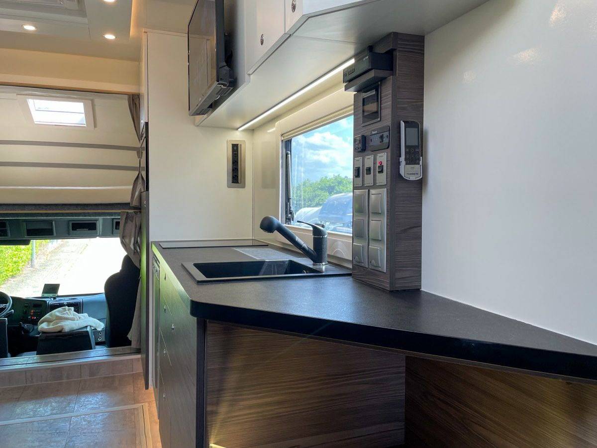 Camión para caballos Mercedes MERCEDES-BENZ 0 De segunda mano