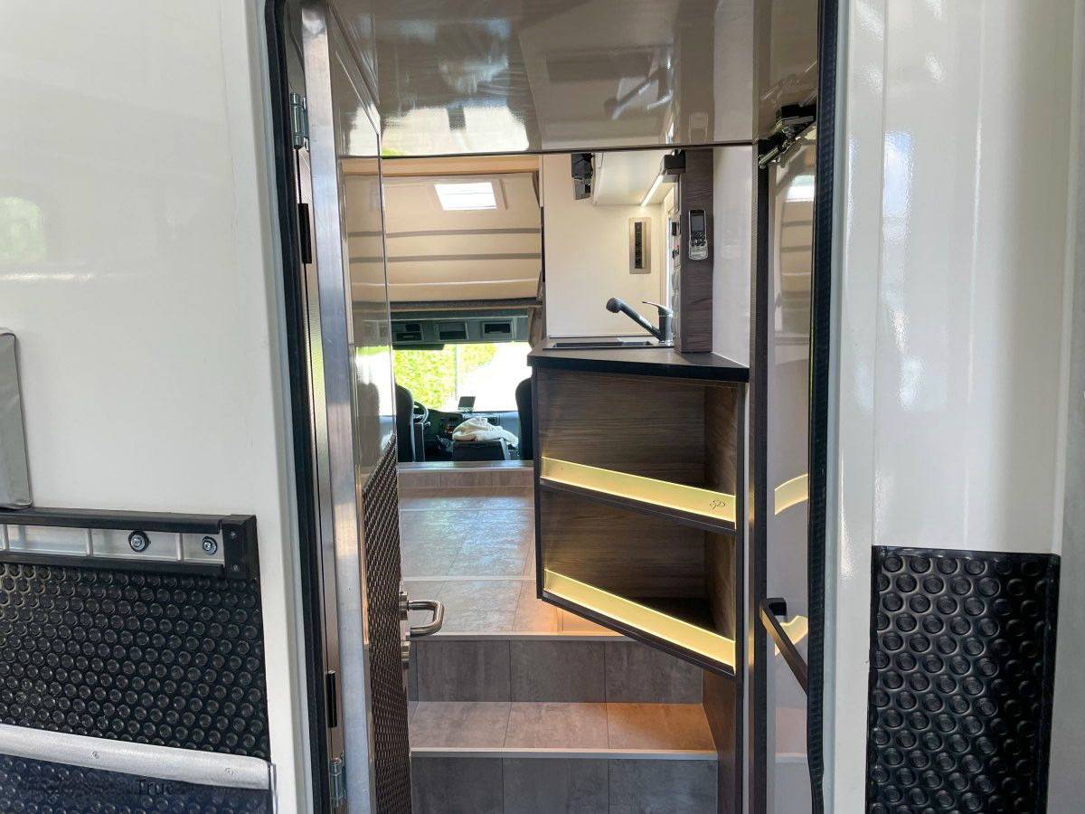 Camión para caballos Mercedes MERCEDES-BENZ 0 De segunda mano