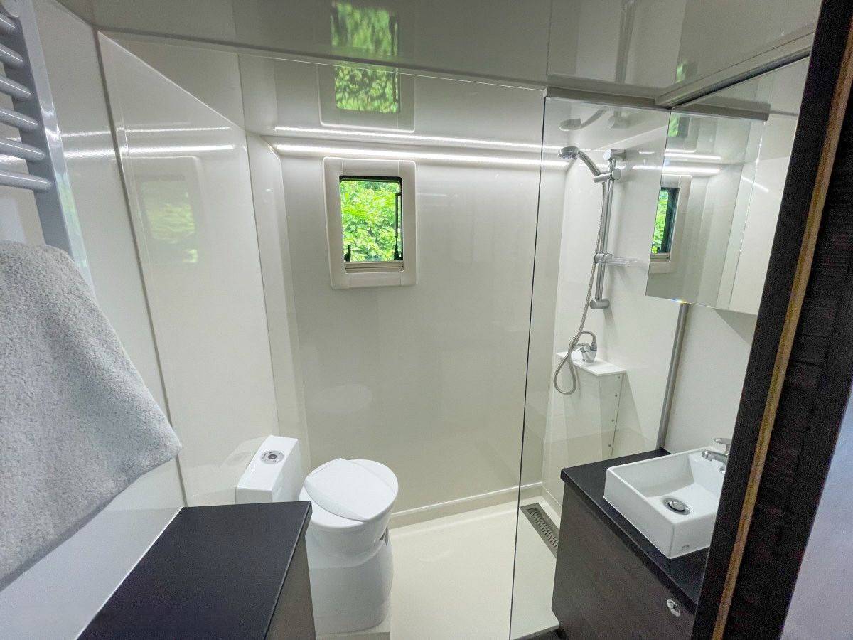 Camión para caballos Mercedes MERCEDES-BENZ 0 De segunda mano