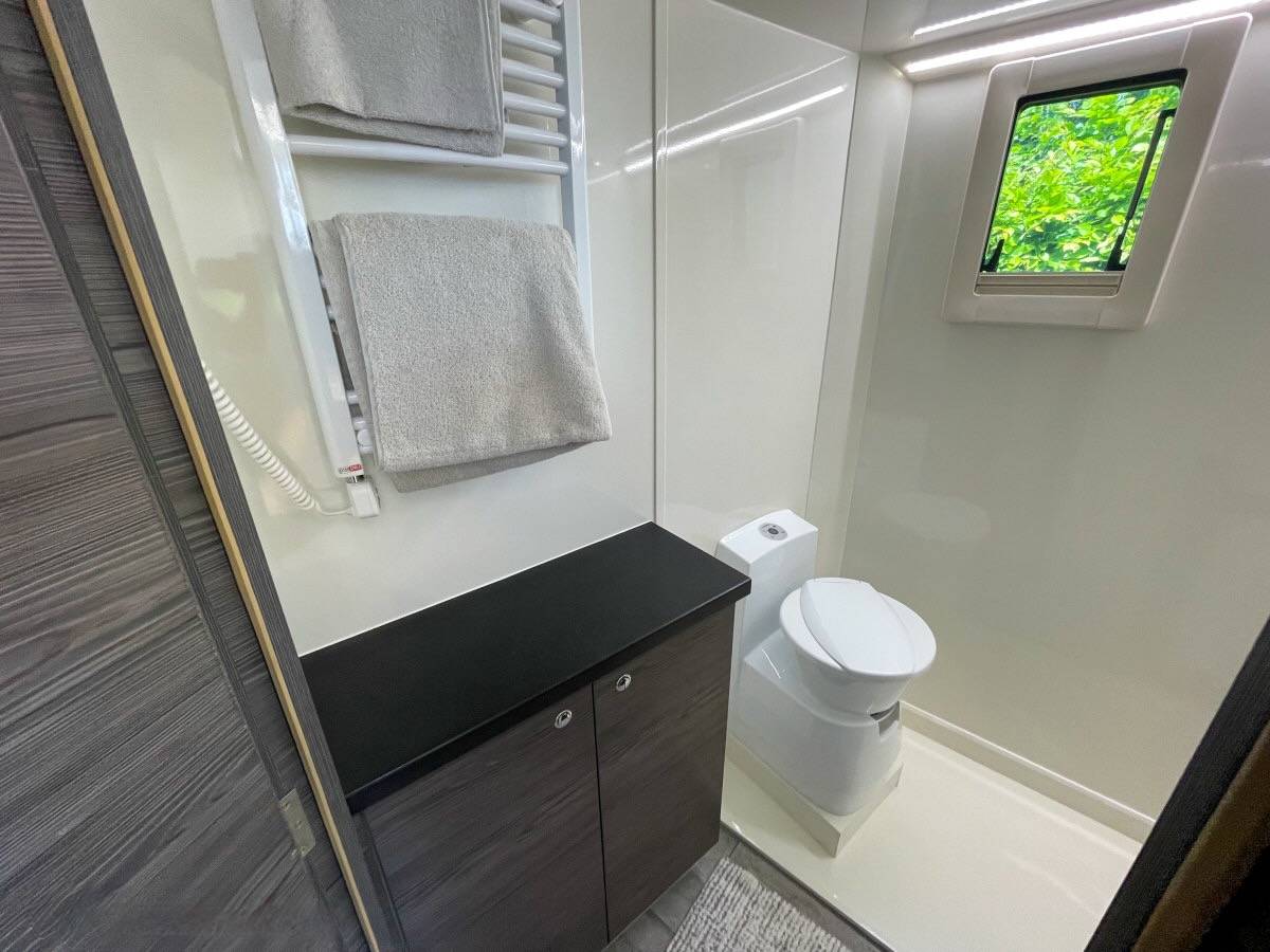 Camión para caballos Mercedes MERCEDES-BENZ 0 De segunda mano